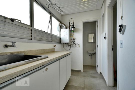 Apartamento com 3 quartos, 1 suíte, varanda e churrasqueira no condomínio. Ideal para compra. — Área de Serviço