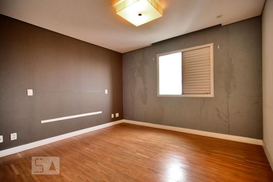 Apartamento com 3 quartos, 1 suíte, varanda e churrasqueira no condomínio. Ideal para compra. — Quarto Suíte