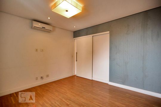Apartamento com 3 quartos, 1 suíte, varanda e churrasqueira no condomínio. Ideal para compra. — Quarto Suíte