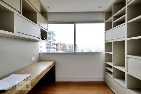Apartamento com 3 quartos, 1 suíte, varanda e churrasqueira no condomínio. Ideal para compra. — Escritório