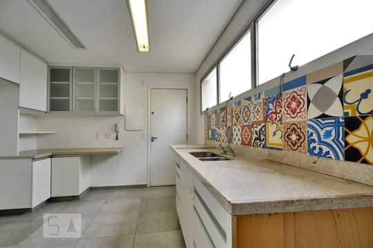 Apartamento com 3 quartos, 1 suíte, varanda e churrasqueira no condomínio. Ideal para compra. — Cozinha