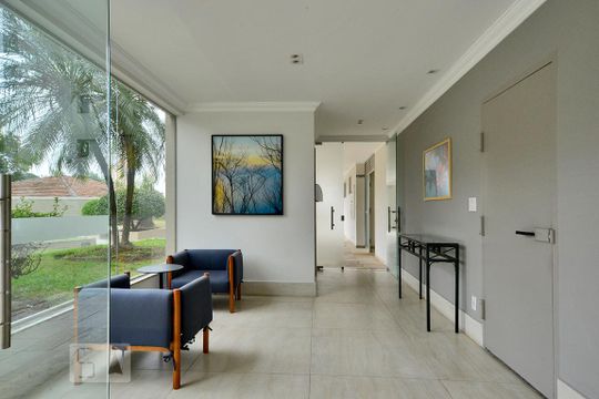 Apartamento com 3 quartos, 1 suíte, varanda e churrasqueira no condomínio. Ideal para compra. — Hall social