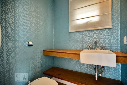 Apartamento com 3 quartos, 1 suíte, varanda e churrasqueira no condomínio. Ideal para compra. — Lavabo