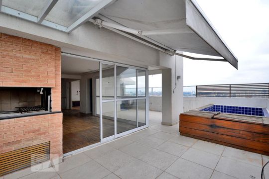 Apartamento com 3 quartos, 1 suíte, varanda e churrasqueira no condomínio. Ideal para compra. — Área Gourmet