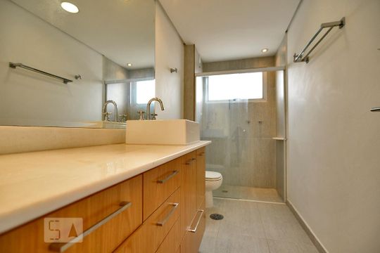Apartamento com 3 quartos, 1 suíte, varanda e churrasqueira no condomínio. Ideal para compra. — Banheiro da Suíte