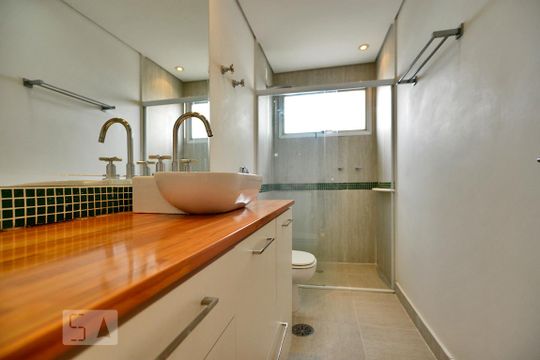 Apartamento com 3 quartos, 1 suíte, varanda e churrasqueira no condomínio. Ideal para compra. — Banheiro da Suíte