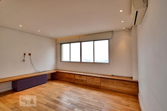 Apartamento com 3 quartos, 1 suíte, varanda e churrasqueira no condomínio. Ideal para compra. — Sala de TV