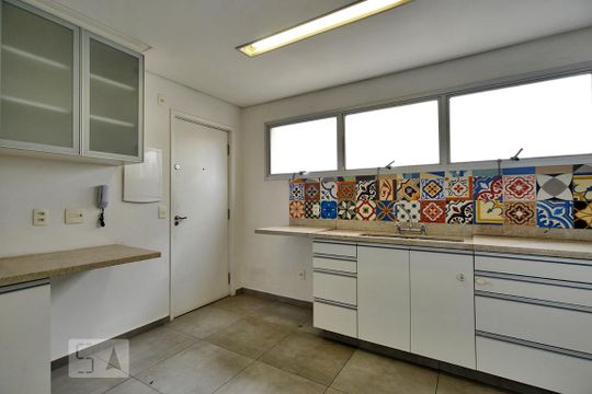 Apartamento com 3 quartos, 1 suíte, varanda e churrasqueira no condomínio. Ideal para compra. — Cozinha