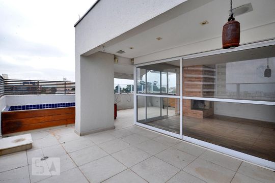 Apartamento com 3 quartos, 1 suíte, varanda e churrasqueira no condomínio. Ideal para compra. — Cobertura