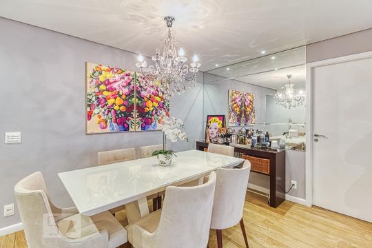 Venda de apartamento mobiliado na Vila Olímpia, com 2 quartos, varanda e closet. — Sala