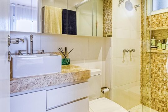 Venda de apartamento mobiliado na Vila Olímpia, com 2 quartos, varanda e closet. — Banheiro da suíte