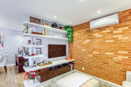 Venda de apartamento mobiliado na Vila Olímpia, com 2 quartos, varanda e closet. — Sala