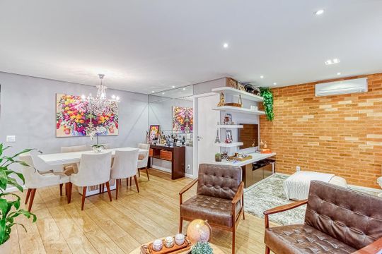 Venda de apartamento mobiliado na Vila Olímpia, com 2 quartos, varanda e closet. — Sala