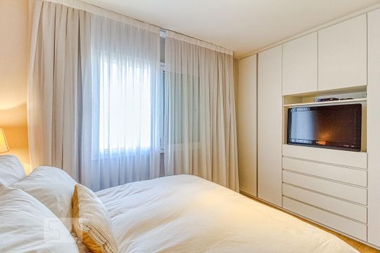 Venda de apartamento mobiliado na Vila Olímpia, com 2 quartos, varanda e closet. — Suíte