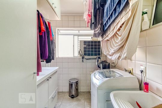 Venda de apartamento mobiliado na Vila Olímpia, com 2 quartos, varanda e closet. — Área de serviço