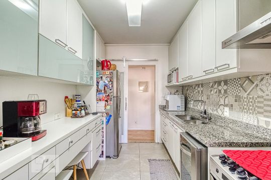 Venda de apartamento mobiliado na Vila Olímpia, com 2 quartos, varanda e closet. — Cozinha