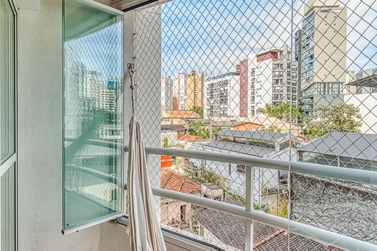 Venda de apartamento mobiliado na Vila Olímpia, com 2 quartos, varanda e closet. — Varanda