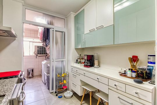 Venda de apartamento mobiliado na Vila Olímpia, com 2 quartos, varanda e closet. — Cozinha