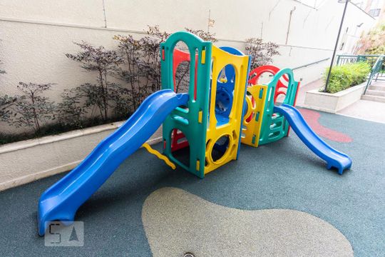 Apartamento com 2 quartos à venda na Vila Pompéia, com varanda e piscina no condomínio. — Playground