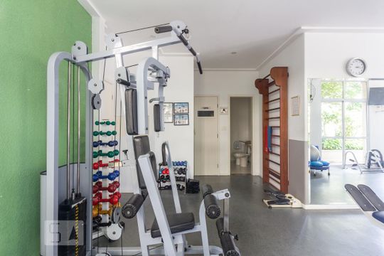 Apartamento com 2 quartos à venda na Vila Pompéia, com varanda e piscina no condomínio. — Academia