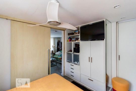 Apartamento com 2 quartos à venda na Vila Pompéia, com varanda e piscina no condomínio. — Quarto