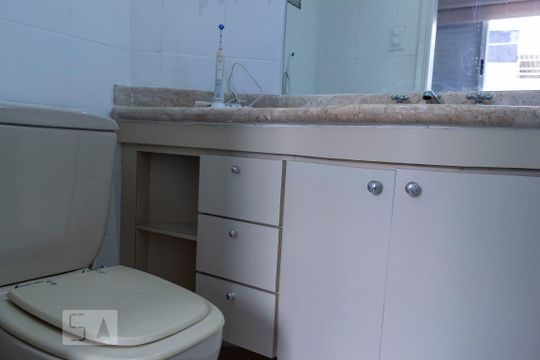 Apartamento na Vila Mariana com 2 suítes, varanda e piscina. Ideal para compra e animais de estimação. — Banheiro da Suíte 2