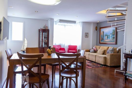 Apartamento na Vila Mariana com 2 suítes, varanda e piscina. Ideal para compra e animais de estimação. — Sala