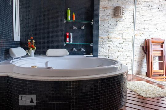 Apartamento na Vila Mariana com 2 suítes, varanda e piscina. Ideal para compra e animais de estimação. — Banheiro da Suíte 1