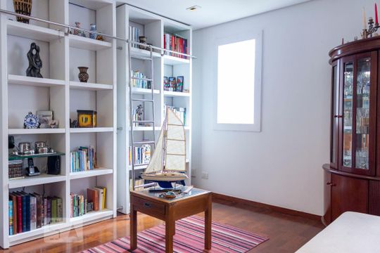 Apartamento na Vila Mariana com 2 suítes, varanda e piscina. Ideal para compra e animais de estimação. — Sala