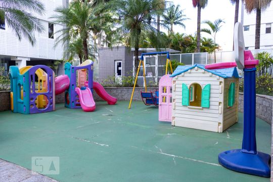 Apartamento na Vila Mariana com 2 suítes, varanda e piscina. Ideal para compra e animais de estimação. — Área Comum - Playground