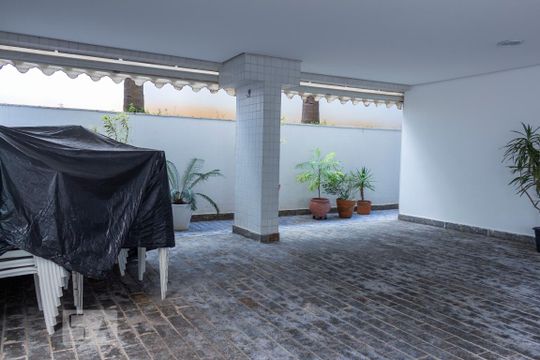 Apartamento na Vila Mariana com 2 suítes, varanda e piscina. Ideal para compra e animais de estimação. — Área comum - Churrasqueira