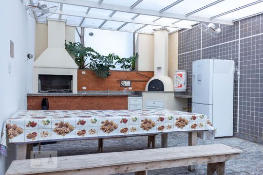 Apartamento na Vila Mariana com 2 suítes, varanda e piscina. Ideal para compra e animais de estimação. — Área comum - Churrasqueira