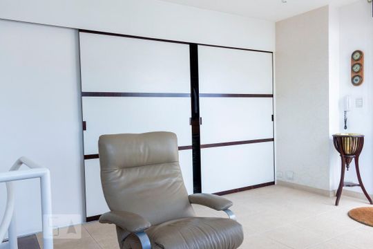 Apartamento na Vila Mariana com 2 suítes, varanda e piscina. Ideal para compra e animais de estimação. — Sala de Tv