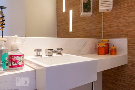 Apartamento na Vila Mariana com 2 suítes, varanda e piscina. Ideal para compra e animais de estimação. — Lavabo