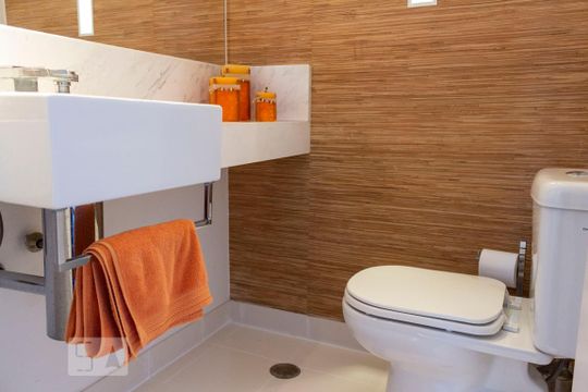 Apartamento na Vila Mariana com 2 suítes, varanda e piscina. Ideal para compra e animais de estimação. — Lavabo