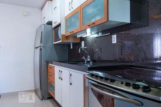 Apartamento na Vila Mariana com 2 suítes, varanda e piscina. Ideal para compra e animais de estimação. — Cozinha