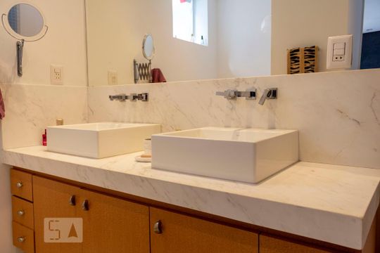 Apartamento na Vila Mariana com 2 suítes, varanda e piscina. Ideal para compra e animais de estimação. — Banheiro da Suíte 1