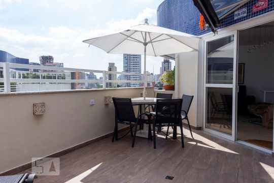 Apartamento na Vila Mariana com 2 suítes, varanda e piscina. Ideal para compra e animais de estimação. — Varanda Gourmet