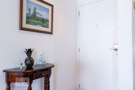 Apartamento na Vila Mariana com 2 suítes, varanda e piscina. Ideal para compra e animais de estimação. — Hall de entrada