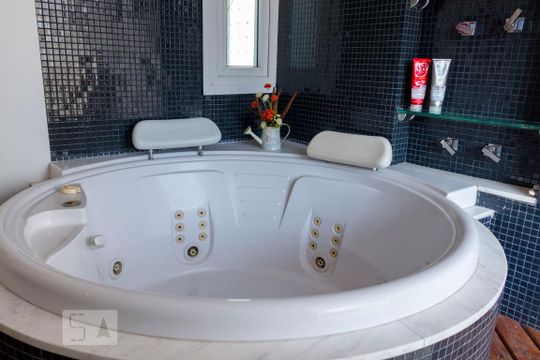 Apartamento na Vila Mariana com 2 suítes, varanda e piscina. Ideal para compra e animais de estimação. — Banheiro da Suíte 1