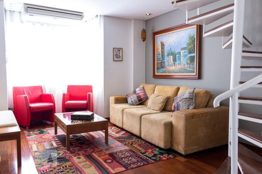 Apartamento na Vila Mariana com 2 suítes, varanda e piscina. Ideal para compra e animais de estimação. — Sala