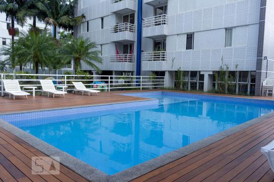 Apartamento na Vila Mariana com 2 suítes, varanda e piscina. Ideal para compra e animais de estimação. — Área comum - Piscina
