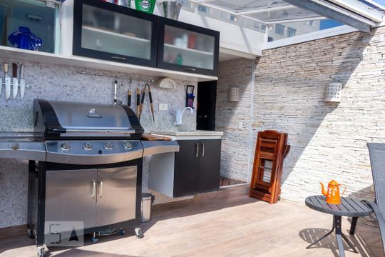 Apartamento na Vila Mariana com 2 suítes, varanda e piscina. Ideal para compra e animais de estimação. — Varanda Gourmet