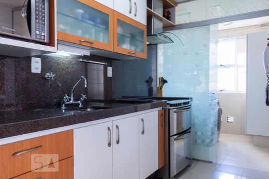 Apartamento na Vila Mariana com 2 suítes, varanda e piscina. Ideal para compra e animais de estimação. — Cozinha