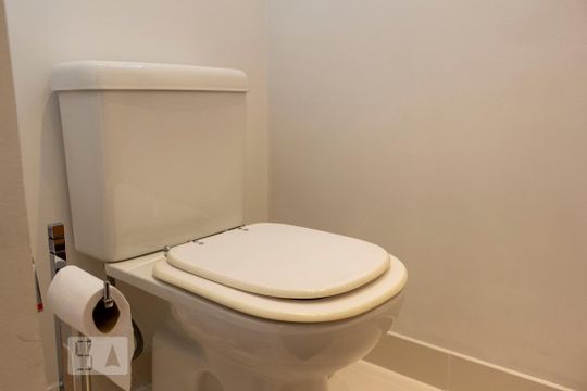Apartamento na Vila Mariana com 2 suítes, varanda e piscina. Ideal para compra e animais de estimação. — Banheiro da Suíte 1