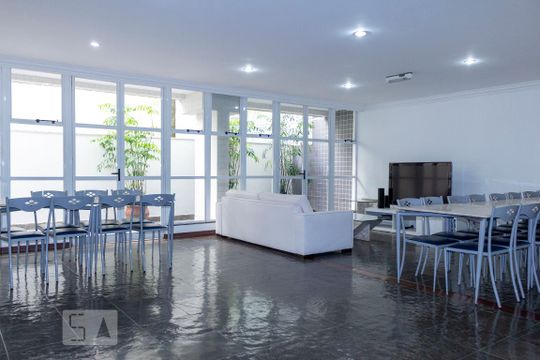 Apartamento na Vila Mariana com 2 suítes, varanda e piscina. Ideal para compra e animais de estimação. — Área comum - Salão de festas