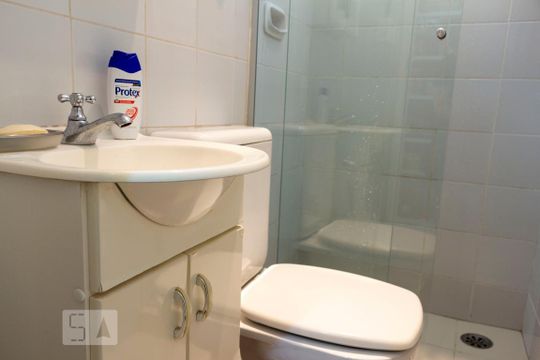 Apartamento na Vila Mariana com 2 suítes, varanda e piscina. Ideal para compra e animais de estimação. — Banheiro de serviço