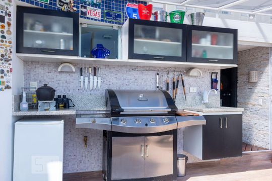 Apartamento na Vila Mariana com 2 suítes, varanda e piscina. Ideal para compra e animais de estimação. — Varanda Gourmet