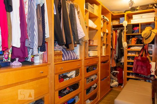 Apartamento na Vila Mariana com 2 suítes, varanda e piscina. Ideal para compra e animais de estimação. — Closet da suíte 1