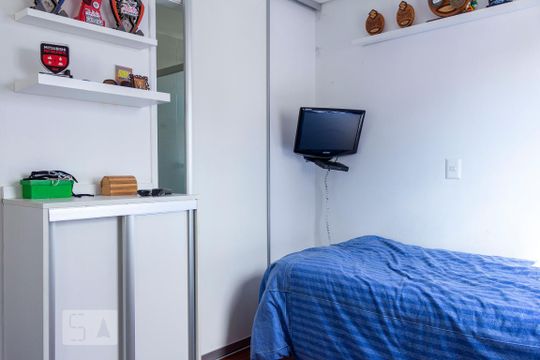 Apartamento na Vila Mariana com 2 suítes, varanda e piscina. Ideal para compra e animais de estimação. — Suíte 2